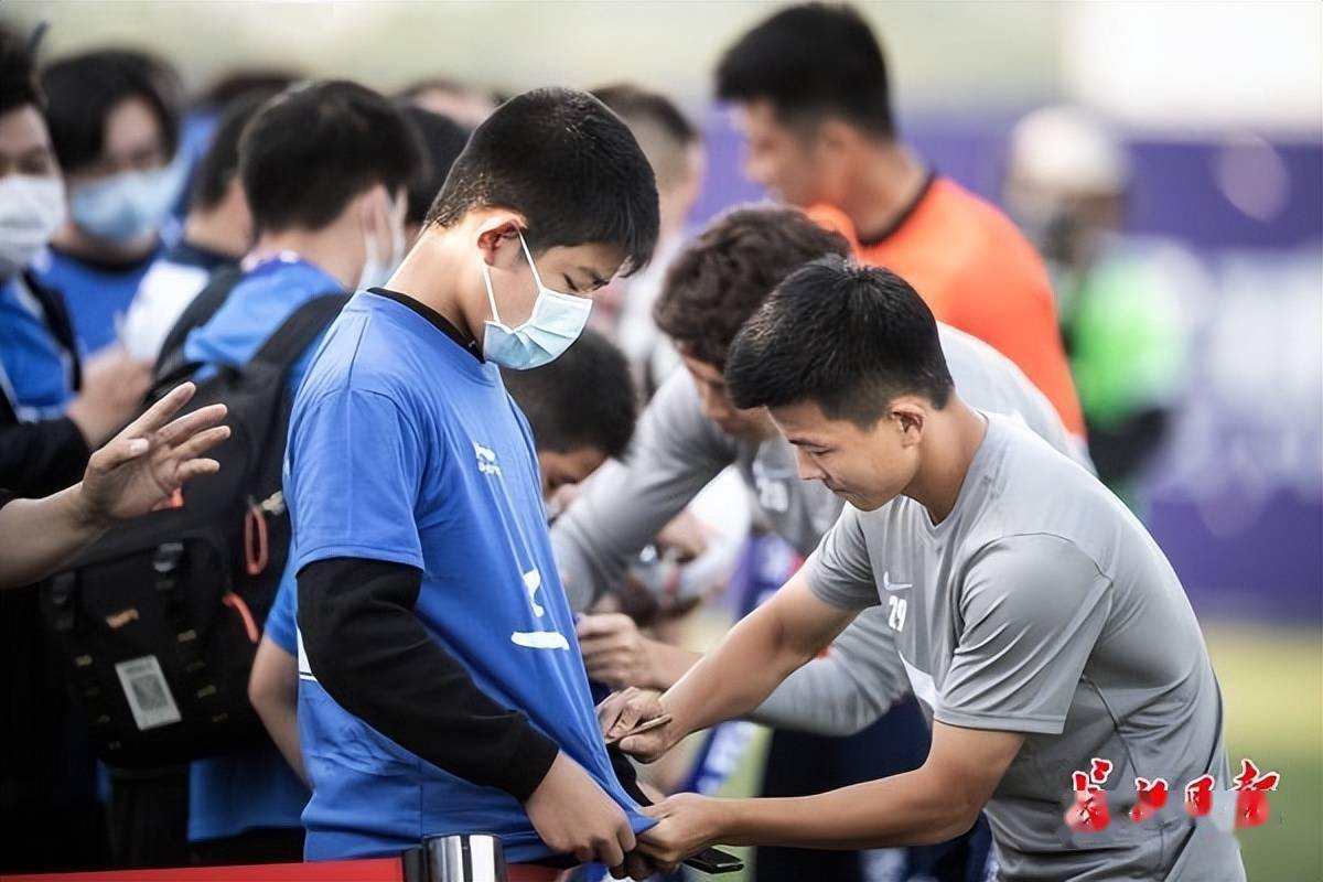 haixing app-尼斯训练开放日，冲刺阶段调整名单引欢呼，荷甲在即，轮换策略成焦点-haixing app